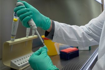 Warum Omikron die Regeln für Quarantäne infrage stellt - Ein PCR-Test wird auf Mutationen untersucht. Die Omikronvariante breitet sich auch in Deutschland rasant aus und dürfte bald die dominierende Coronamutation sein. 