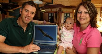 Warum Paulina Storchenbaby genannt wird - Markus Gnadt und Agnieszka Moskal mit Tochter Paulina. Ob genau dieser Storch von nebenan zugebissen hat, wissen sie nicht genau. 