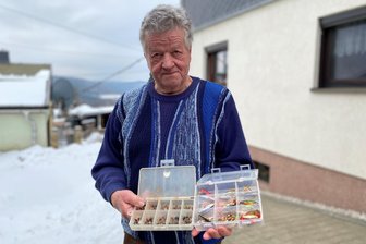 Warum Peter Semmler aus Erdmannsdorf nach 70 Jahren das Angeln aufgeben will - Peter Semmler aus Erdmannsdorf mit seinen Köderboxen. Darin befinden sich Köder fürs Fliegenfischen sowie Spinner für die Jagd auf Raubfische.
