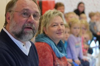 Warum Pfarrer heute Manager sind - Seit kurzem hat Michael Hecker offiziell die Pfarrstelle in Sayda inne. Am Programm beim Martinsfest in der Kita "Bahnhofsspatzen" teilzunehmen, bereitet ihm viel Freude. 