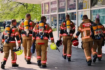 Warum Plauener Feuerwehrmänner in voller Montur 770 Stufen eines Berliner Hochhauses erklimmen - Sportliche Plauener Feuerwehrmänner auf dem Weg zum Wettkampf.