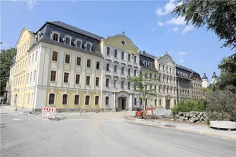 Warum Plauens Fabrik der Fäden jetzt nochmals teurer wird - Das Textilmuseum im Weisbachschen Haus, die Fabrik der Fäden, erhält derzeit eine ansprechende Außenanlage. Unter anderem soll ein alleenähnlicher Zugang vom neuen Parkplatz zur Kultureinrichtung führen.
