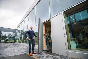 Warum plötzlich alle Welt diese Werkhalle im Erzgebirge sehen will - Hereinspaziert! Mühle-Geschäftsführer Andreas Müller musste im zurückliegenden Jahr viel Fachpublikum durch die neue Werkhalle führen, die übrigens durch zwei Erdwärmepumpen beheizt beziehungsweise gekühlt wird.