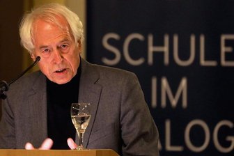 Warum Politiker lügen müssen - Kam in sechs Stunden im Zug von Wiesbaden nach Zwickau, um mit Schülern über Politik zu diskutieren: der Politikprofessor Jürgen W. Falter. 