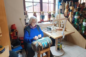 Warum Radios und Schreibmaschinen in Neuhausen zu Nussknackern passen - Ursela Zurbrügg klöppelte am Sonntag im Nussknackermuseum Neuhausen. Die 75-jährige Schweizerin ist ein Stammgast.