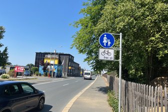 Warum Radler einen Radweg in Reichenbach links liegen lassen - An der Friedensstraße dürfen Radler auf dem Gehweg fahren. Aber nur in eine Richtung.