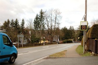 Warum Raser in Mechelgrün jetzt mit einem traurigen Smiley bestraft werden - Dieser Fahrer war zu schnell unterwegs. Das Smiley schaut grimmig.