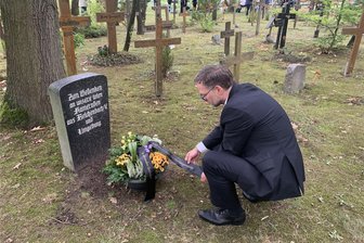 Warum Reichenbachs OB Henry Ruß beim Gedenktreffen in Mühlberg fehlt - OB Raphael Kürzinger legte im September 2020 ein Blumengebinde am Gedenkstein in Mühlberg nieder.