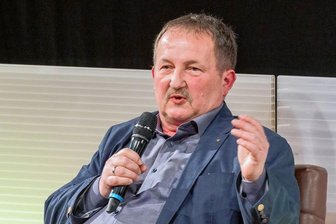 Warum Reichenbachs OB-Kandidat Michael Dewath am Trommelmarsch unter "Freie Sachsen"-Fahne teilnahm - Michael Dewath kandidiert als Einzelbewerber für die OB-Wahl in Reichenbach am 5. März. Zwei Wochen zuvor nahm er an einer nicht angemeldeten Versammlung im Reichenbacher Neubaugebiet teil, die geflüchtete Ukrainer als Provokation empfanden.