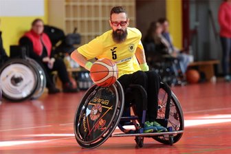 Warum Rollstuhlbasketballer fürs Training im Erzgebirge weite Wege in Kauf nehmen - Peter Seebach aus Werdau ist seit einem Unfall vor 14 Jahren auf den Rollstuhl angewiesen. Seinen Sport betreibt der 40-Jährige mit viel Ehrgeiz, schätzt beim ESV Zschorlau aber genauso sehr das familiäre Flair.