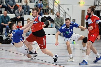 Warum Rückraumspieler Tobias Piller am Kreis einspringt - So kennen ihn die Fans des HC Glauchau/Meerane: Tobias Piller (am Ball) sucht am Kreis den Abschluss.