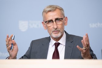 Warum Sachsens Innenminister am Freitag nach Oelsnitz kommt - Sachsens Innenminister Armin Schuster (CDU) wird am Freitag in Oelsnitz erwartet.