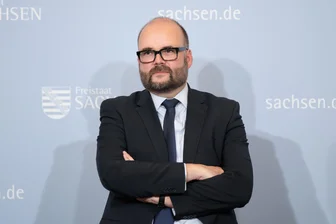 Warum Sachsens Minderheitsregierung beim Landeshaushalt erst einmal auf mehrere Hundert Millionen Euro verzichtet - Nächstes Zwischenziel für Sachsens 50-Milliarden-Haushalt erreicht: Finanzminister Christian Piwarz (CDU) am Montag kurz vor der Vorstellung des Regierungsentwurfs für den Doppeletat 2025/2026.