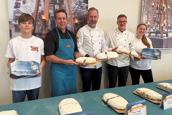 Warum Sachsens Stollentester zu Weihnachten nach Burgstädt kommt - Der Markersdorfer Bäcker Paul Nitzsche (2. v. r.) saß erstmals in der Jury beim 22. Erzgebirgischen Stollentag in Annaberg. „Das war eine schöne Erfahrung für den jungen Bäckermeister“, sagt Stollentester André Bernatzky (Mitte).