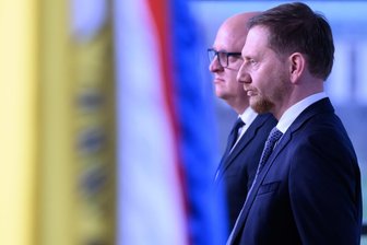 Warum Sachsens Wirtschaft mit den Plänen der Koalition hadert - Von sächsischen Wirtschaftsverbänden für ihre Pläne in der Kritik: SPD-Chef Henning Homann (links) und CDU-Chef Michael Kretschmer bei der Vorstellung ihres Koalitionsvertrags.