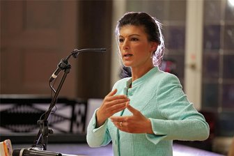 Warum Sahra Wagenknechts Partei die vogtländischen Linken wohl erst nächstes Jahr spaltet - Sahra Wagenknecht hatte schon in Westsachsen für sich und ihre Positionen geworden. Im vergangenen Jahr war sie zu Besuch im Zwickauer Käthe-Kollwitz-Gymnasium.