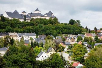 Warum Schloss Augustusburg zum Kriegsende nicht gesprengt wurde: Ein Wunder wird neu bewertet - Das Schloss und die Stadt Augustusburg entgingen zum Kriegsende nur knapp einer Sprengung durch die Nazis.