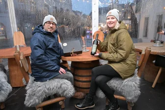 Warum Schneeberg jetzt seinen eigenen Glühwein und Stollen hat - Denny Helmer und Lydia Scheller vom Team der „Goldnen Sonne“.