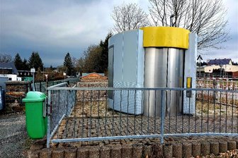 Warum Schöneck eine ehemalige Toilette kostenlos abgeben will - Die ehemalige Toilette am Bahnhof gibt die Stadt Schöneck kostenlos ab.