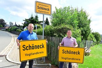 Warum Schönecks Ortseingangsschilder heiß begehrt sind - Bürgermeister Andy Anders (rechts) und Marcel Richter von der Bauverwaltung mit alten Ortsschildern vor einem neuen.