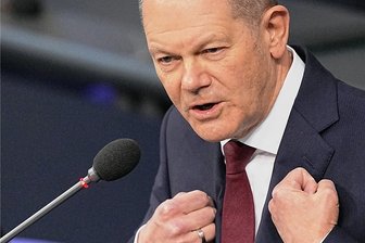 Warum Scholz als Abgeordneter für die Impfpflicht wirbt - Will sich als Abgeordneter für eine allgemeine Impfpflicht aller Erwachsenen gegen Corona stark machen: Bundeskanzler Olaf Scholz in seiner ersten Regierungsbefragung im Bundestag.