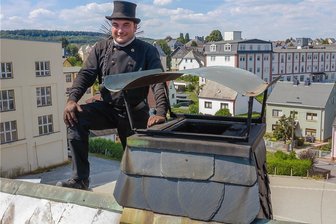Warum Schornsteinfeger im Erzgebirge gerade so viel zu tun haben - Schornsteinfeger Steven Scheithauer prüft, ob die Esse in Ordnung ist. Diese muss mindestens 40 Zentimeter über den Dachfirst ragen, wenn eine Feuerstätte in Betrieb genommen werden soll. 