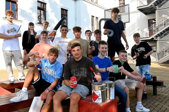 Warum Schüler in Hainichen freiwillig zu Farbe und Pinsel greifen - Zur Festwoche „10 Jahre Friedrich-Gottlob-Keller-Oberschule Hainichen“ haben die Schüler auch das Schulgelände mit Farbe aufgehübscht.