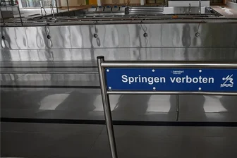 Warum Schulschwimmen in Burgstädt ins Wasser fällt - Schulschwimmen ist mit den jetzigen Corona-Lockerungen wieder erlaubt. Noch fehlt aber das Wasser im Hallenbad des Burgstädter Sportzentrums. Denn laut dem Betreiber wird die alljährliche Wartung vorgezogen, sodass die Schwimmhalle frühestens ab 26. Juni öffnen kann.