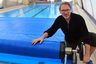 Warum Schwimmunterricht oft ausfällt - Lutz Hoffmann in seiner Schwimmschule, die er in Sachsenburg betreibt. Die hat er erneut komplett geschlossen, nachdem die Einrichtung lediglich gut fünf Monate in diesem Jahr in Betrieb war.