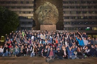 Warum sich 300 Chemnitzer nachts am Marx-Kopf treffen -