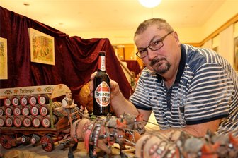 Warum sich auch in Mildenau die Pyramide noch dreht - Viele außergewöhnliche Schnitzereien hat Matthias Freund beigetragen. Hier eine Porträt-Arbeit des ehemaligen Freiberger-Bierkutschers Wolfgang Krönert.