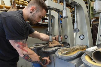 Warum sich Auerbachs Orthopädie-Schuhmacher motivieren müssen: „Wir schaffen das kaum“ - Dieser Schuster bleibt gern bei seinen Leisten. Paul Unger fertigt bei der Orthopädie-Schuhtechnik Unger in Auerbach.