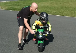 Warum sich der AMC Sachsenring trotz des WM-Rückzugs von PrüstelGP keine Sorgen um den Nachwuchs macht - Schubs in eine steile Rennsportkarriere? Ronny Heinrich (links) veranstaltet im Auftrag des AMC Sachsenring Schnupperkurse zur Nachwuchsgewinnung.
