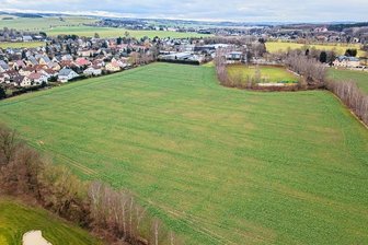 Warum sich der Bau der Gruuna-Schule in Adorf verzögert - Auf diesem Gelände im Neukirchener Ortsteil Adorf soll ein Neubau für die freie Gruuna-Schule entstehen. 