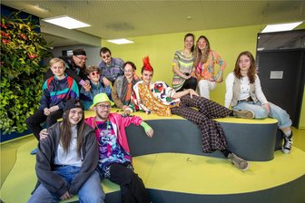 Warum sich die Abiturienten des Plauener Montessori-Gymnasiums in dieser Woche für den Unterricht verkleiden - Die Abiturienten des Plauener Montessori-Gymnasiums stehen vor den Prüfungen. In der letzten Schulwoche kommen sie verkleidet zum Unterricht. Thema am Dienstag waren zum Beispiel die 70er- und 80er-Jahre.