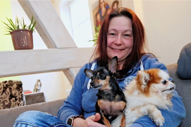 Warum sich die Hundesteuer in Reichenbach verdoppelt - Tanja Kräker aus Mylau mit ihren beiden Familienhunden. Links Lilly, ein Prager Rattler, und rechts Charlie, ein Langhaar Chihuahua.