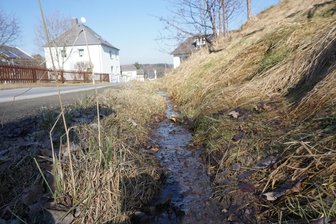 Warum sich Eichigt gleich doppelt über den Freistaat ärgert - Für Gewässer wie den Lochbach erhält die Gemeinde Eichigt weniger Geld vom Land.