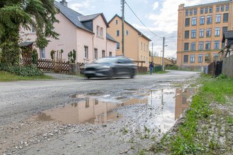 Warum sich ein 88-Jähriger im Erzgebirge über monatelangen Straßenbau vor seinem Haus freut - Pfützen oder Staub: Dieser Teil der Straße Am Plan in Thalheim braucht dringend eine Asphaltschicht.
