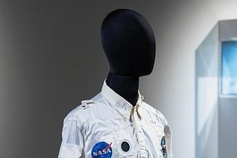 Warum sich ein 92-jähriger Ex-Astronaut endlich von großen und kleinen Dingen trennt - Mondreisejacke.