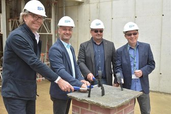 Warum sich ein Architekt für sein Millionenprojekt in Adorf schlechtes Wetter wünscht - Legten offiziell den Grundstein für das Erlebniszentrum Perlmutter in Adorf: Architekt Ansgar Schulz, Bürgermeister Rico Schmidt, Stadtbaumeister Mario Beine und Museumsleiter Steffen Dietz (von links).