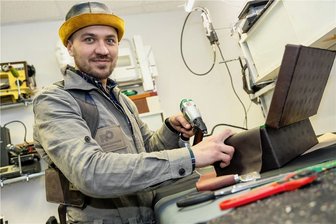 Warum sich ein Lederdesigner aus Belarus in Auerbach ansiedelt - Raman Goddan hat seine Werkstatt im Geschäft. Dort kann man zuschauen, wenn er einen Schmuckkoffer innen beledert. Oder wie er sein Label per 3-D-Druck herstellt sowie Sternzeichen ins Leder lasert.