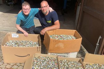 Warum sich ein Westsachse von seinen liebsten Sammelobjekten trennt - André Schmutzler (re.) hat mehr als 100 Kilogramm Kronkorken bei Christian Pregler abgeholt.