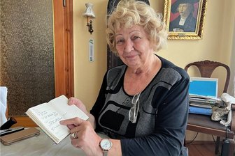 Warum sich eine ehemalige Werdauer Lehrerin für ukrainische Kriegsflüchtlinge stark macht - Ohne ihr Terminbüchlein und Handy wäre Gisela Fiedler aufgeschmissen. Die 81-jährige Werdauerin gibt Ukrainern Deutsch-Unterricht, versorgt ihren Mann, der im Rollstuhl sitzt, und hält die Sportgruppe zusammen.