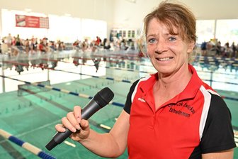 Warum sich eine Schulleiterin beim Zwickauer Seepferdchen-Sprintpokal den ganzen Tag ans Mikrofon stellt - Grit Jakob ist beim Seepferdchen-Sprintpokal die Frau und Stimme am Mikrofon.