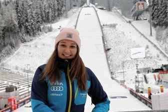 Warum sich eine Vogtländerin auf Lake Placid freut - Als freiwillige Helferin bei den Großereignissen in der Klingenthaler Vogtland-Arena (Foto vom Dezember 2021) hat Annika Saunus bereits einen Einblick hinter die Kulissen bekommen. Davon wird sie nun auch bei den Weltspielen der Hochschulsportler in den USA profitieren. 