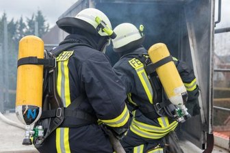 Warum sich Feuerwehrleute im Erzgebirge künftig im Container Härtetests unterziehen - Eine Übung im Vorjahr in Brand Erbisdorf: Auf einem Parkplatz steigen Feuerwehrleute von oben in einen gemieteten Brandcontainer - in diesem Fall wurde ein Feuer in einem Keller simuliert.
