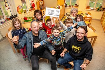 Warum sich für die Kita in Falkenau Hunger und Durst auszahlen - Ortsvorsteher Thilo Walther und Enso-Pate Alexander Peuckert übergaben die Spende an die Kita-Kinder.