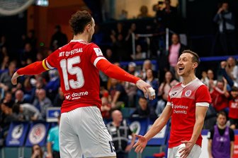 Warum sich Futsal-Bundesligist HOT 05 aus Hohenstein-Ernstthal die Eispiraten Crimmitschau zum Vorbild nimmt - Gute Zusammenarbeit macht Freude: Christopher Wittig (li.) und Oleksandr Sorokin von HOT 05 Futsal waren maßgeblich am Treffer zum 2:0 gegen Liria Berlin beteiligt.