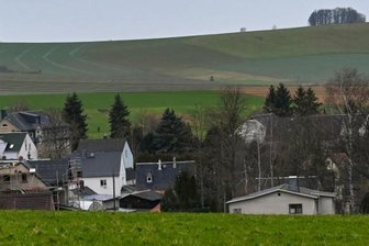 Warum sich Gerichte mit Mühlauer Gestein beschäftigen - Blick auf den Windberg in Mühlau aus Richtung Burgstädt. Seit etwa 30 Jahren ist geplant, nahe des Gewerbegebietes Granulit abzubauen. Damit beschäftigt sich jetzt ein Gericht. 