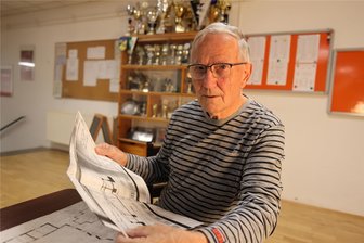 Warum sich Heinz Wolff der Marienthaler Geschichte verschrieben hat - Heimatforscher Heinz Wolff vor seinen Unterlagen in der Kegelbahn Marienthal. Eine Woche vor Weihnachten wird der Hobby-Chronist 80.